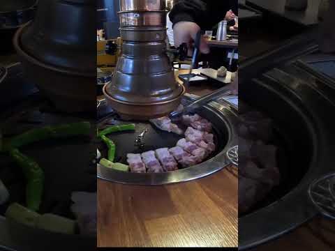 Samgyeopsal popular com longas filas - Suttaru Taeji Busan Seomyeon #Korea Travel #Busan #Somyeong