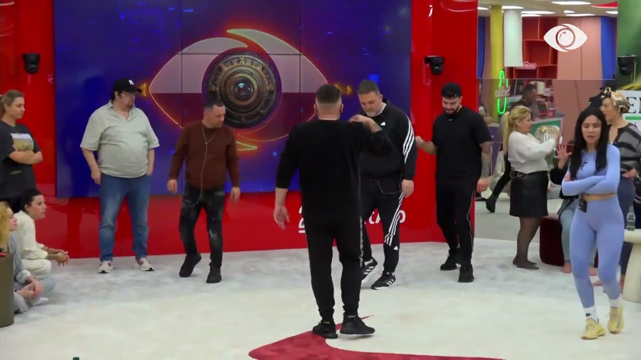 Sfida e kërcimit/ Albi në sinkron me çunat: Dora lartë sikur pastron xhamat…