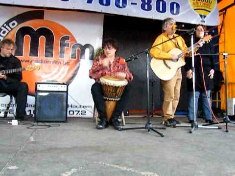 les escargots de gand met Boer Loewie op de rommelmarkt van Velzeke life op radio mfm