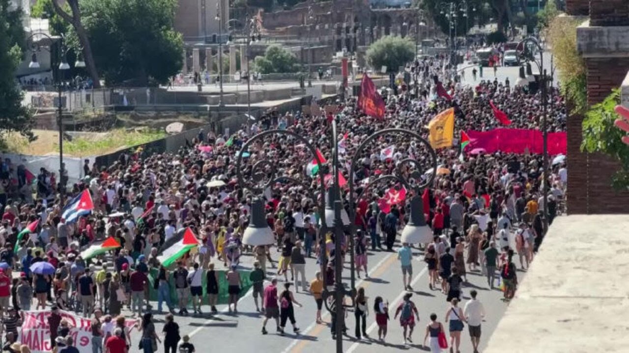 La manifestazione Antifascista in via dei Fori Imperiali a Roma vista dall’alto