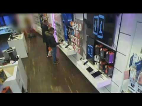 Team West - Mannen stelen telefoon uit T-Mobile winkel Alphen aan den Rijn