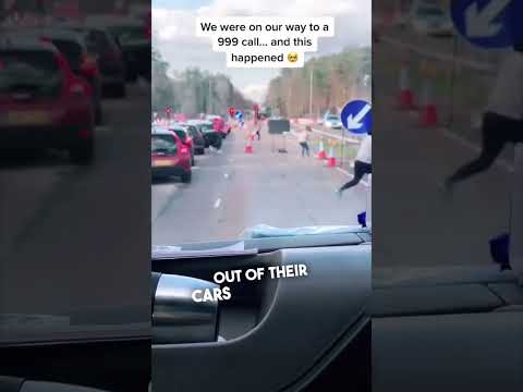 Civilians work together to help an ambulance get through traffic 👏❤️