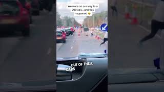 Civilians work together to help an ambulance get through traffic 👏❤️