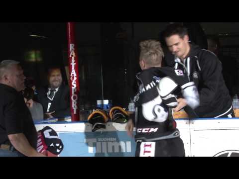 20.10.2012 Timo Nummelin antaa pelipaidan ja numeron 3 Petteri Nummelinille