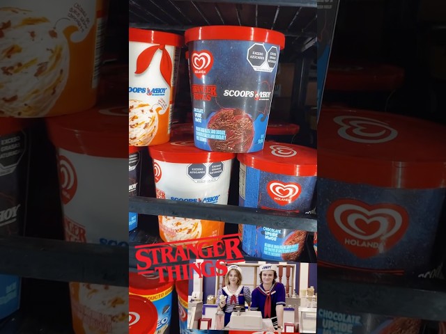 Vídeo relacionado con Stranger Things Scoops Ahoy Red Blue Heladería Camiseta