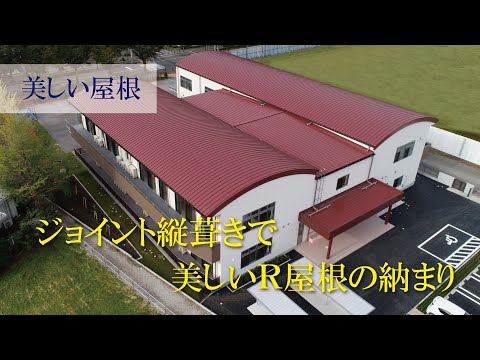 木造屋根の下面と印象的な幾何学構造