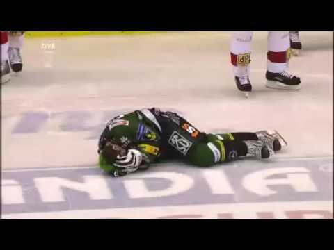 HC Slavia Praha- Vašíčkuv drsný faul