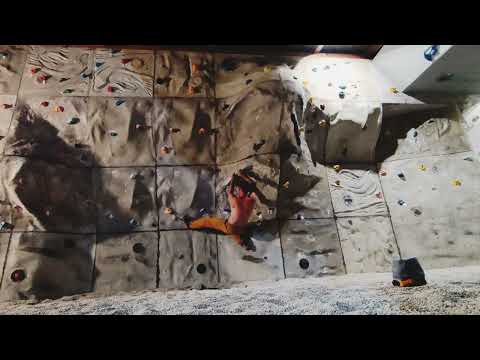 Kletterarena Dresden, Sektor Miami Beach, Jürgen zeigt eine Lösung zur Diagonale 7a