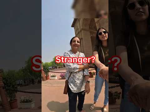 Talking to Strangers at India Gate😍@extrovert_indian