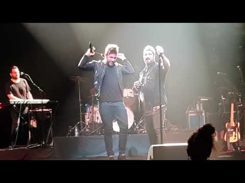 Antonio Orozco asks Pablo López to join him on stage to sing at the Teatro Real