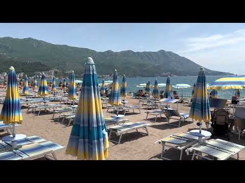 Beach in Becici (Budva) Montenegro im Mai 2023 - Beach in Becici (Budva) in Montenegro in May 2023