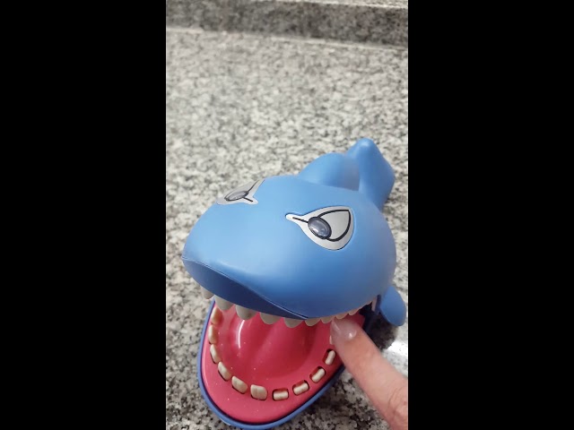 Vídeo relacionado con YOOHBERRYS Tiburón teledirigido, juguete de tiburón de 2,4 GHz, barco de tiburón teledirigido con función de pulverización de luz y agua, juguete de piscina regalo para niños de 6 años (negro)
