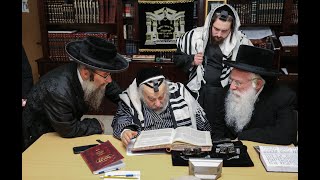גאב''ד קארלסבורג מברך את הרב שרגא שניצר