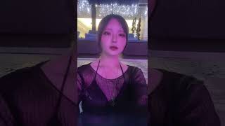 ナイトプールで水着美女が変顔！