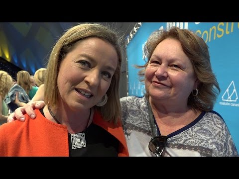 Ani Oramas coge el micrófono de La Cuesta TV.