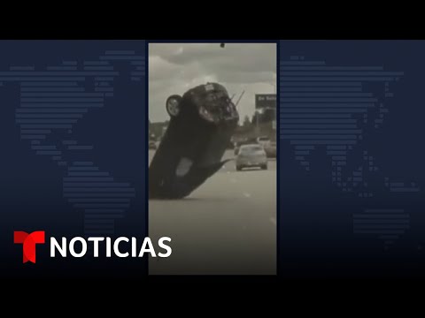Un carro sale volando por el impacto de un neumático | Noticias Telemundo