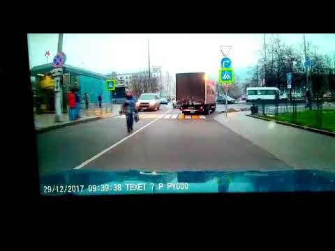 Видео с регистратора как автобус врезался в остановку на Сходненской улице