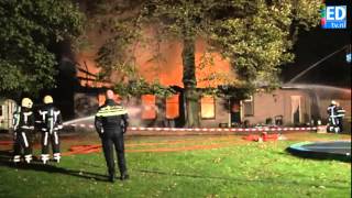 preview picture of video 'Uitslaande brand verwoest woonboerderij aan Hazeldonkseweg in Liessel'