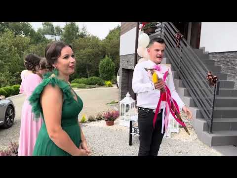 Drużba za kwiatuszek dziękuje i od razu całuje 😅😅😅😅😅😅😅