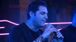 Manu Tenorio canta 'Oigo tu voz' en el 40 Café