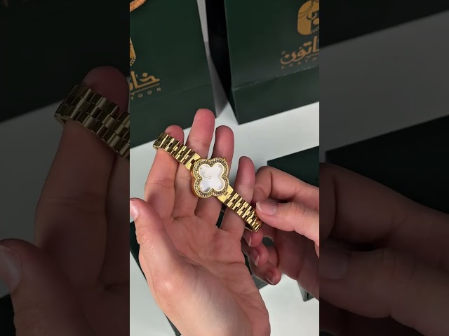 طقم ساعة وأساور فاخرة بلون ذهبي و تصميم عالمي مرصّ...