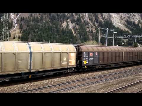 DOPPIA DI DB.185. CON CARRI MERCI PARTE DA GOSCHENEN (CH) 25 - 4 - 2015.