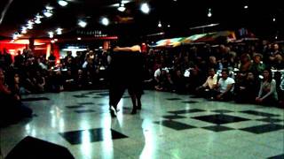 CORINA DE LA ROSA Y JULIO BALMACEDA  EN LA MAQUINA TANGUERA MILONGA