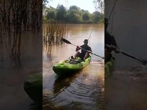 Estrenando mi nuevo kayak en el canal hipolito irigoyen Zarate Buenos Aires Argentina.