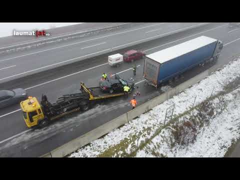 Auto nach Auffahrunfall auf Innkreisautobahn bei Pram rund 200 Meter unter LKW mitgeschleift