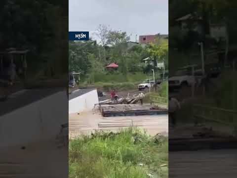 Planchón se volcó en San Juan de Urabá y un camión terminó sumergido en el río