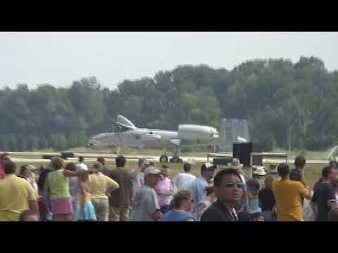Spirit of STL Airshow 2006 - A10 Taxing & F4 Pass