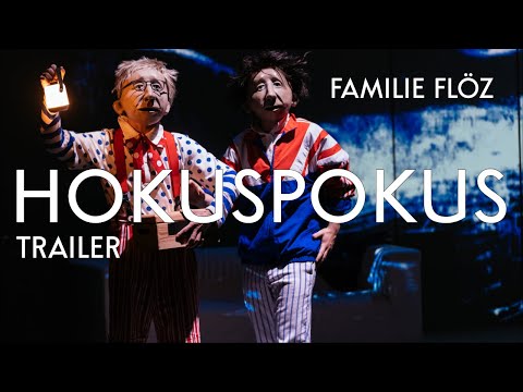 Προωθητικό βίντεο της παράστασης Hocuspocus [Αμπρακατάμπρα] του θιάσου Familie Flöz [Φαμίλιε Φλετς], σε συνεργασία με το Theaterhaus Stuttgart και το Theater Duisburg (2022, Komödie am Kurfürstendamm), όπου γίνεται εκτεταμένη χρήση προσωπίδων.