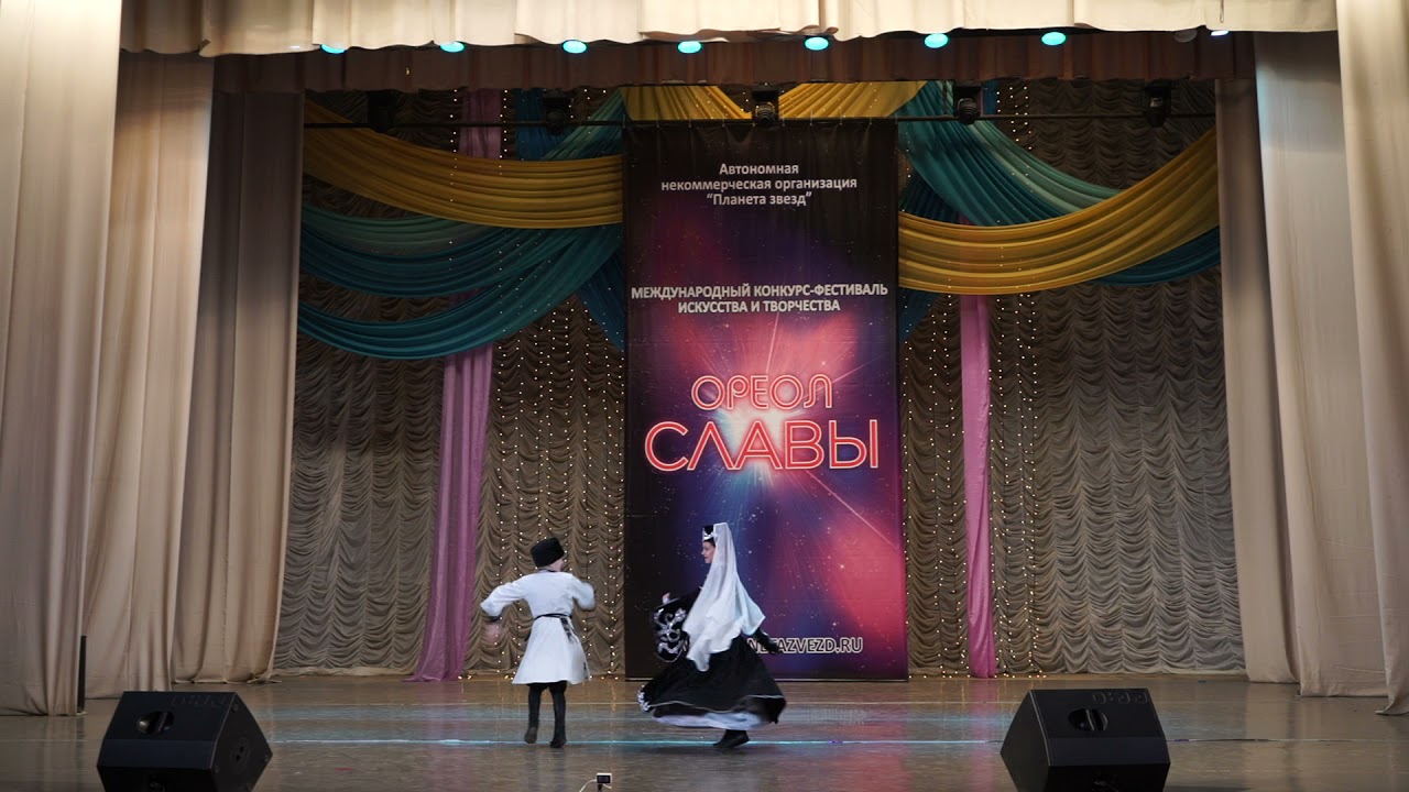 Парный детский танец в исполнении солистов ансамбля "Сийг" Ахмеда Бокова и Мадины Местоевой