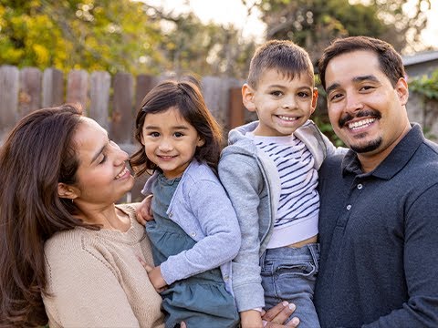 Cuando los niños pasan por experiencias difíciles como recibir palabras bruscas, la separación de sus padres, o desastres naturales, ellos pueden tener dificultad en recuperarse. Con el tiempo, el estrés tóxico puede acumularse en sus cuerpos dificultando su capacidad de aprender cosas nuevas e incluso de combatir infecciones. La buena noticia es que los padres pueden proteger a sus hijos del estrés tóxico. 