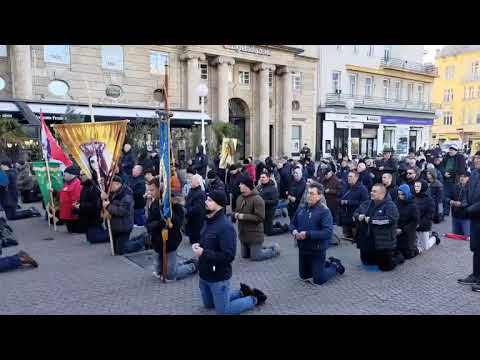 Muškarci molili krunicu na Trgu, protuprosvjednici uzvikivali: 'Pobačaj u Ustav!'