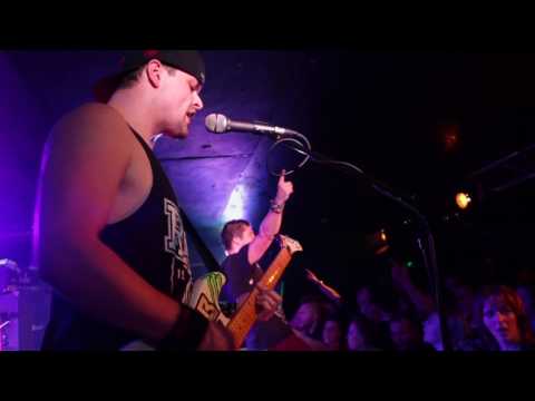 Totální nasazení - TOTÁLNÍ NASAZENÍ - Černobílý svět (live videoklip)