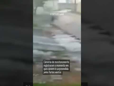 Jovem é surpreendida por tornado em São José dos Pinhais, no Paraná