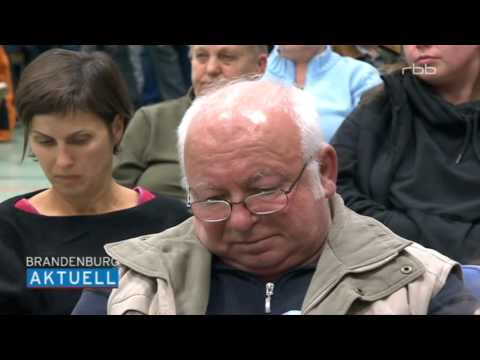 Einwohnerversammlung in Rheinsberg - Flüchtlinge in leeres 4-Sterne-Schlosshotel eingezogen - rbb