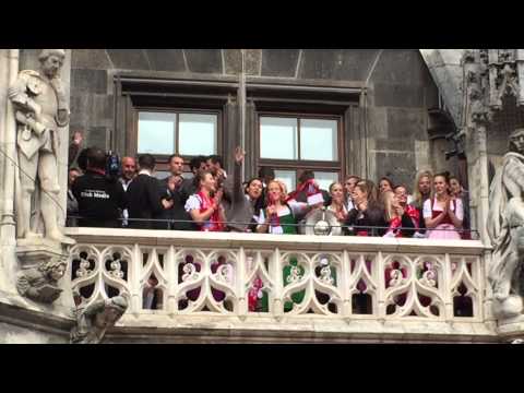 Chor der FC Bayern München Frauen bei der Meisterfeier 2015 @ Rathausbalkon