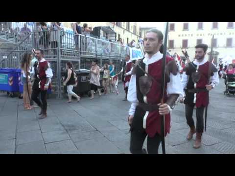 LA SFILATA DEI RIONI APRE IL LUGLIO PISTOIESE