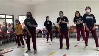 Download lagu Putriku 😍🥰 bersama teman-teman sekelasnya di kelas Pendidikan Jasmani mp3