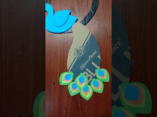Vídeo relacionado con DreamKraft 96cm Multicolour Paper Mache Decorative Peacock Door Hangings with 1 Key Chain - Set of 2