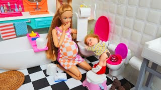 Download lagu Barbie Midge & Ken Doll Family Morning Routine / Barbie Get Well Routine 😩💩 / 바비 배탈났어요! 웃긴 인형놀이 상황극 mp3