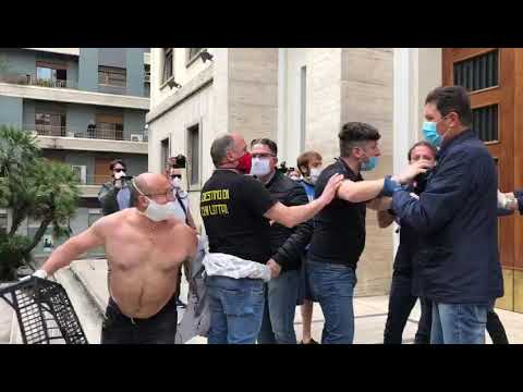 Protesta davanti la Prefettura di Cosenza