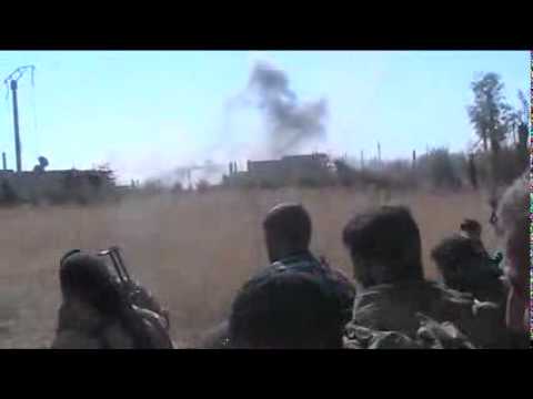 عناصر كتيبة عمر بن الخطاب يقومون بسحب جثة الشهيد فهد الأحمد في ريف دير الزور