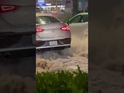 فيديو | بغداد تغرق بمياه الأمطار وعمود مكهرب يتسبب بكارثة في منطقة الحرية