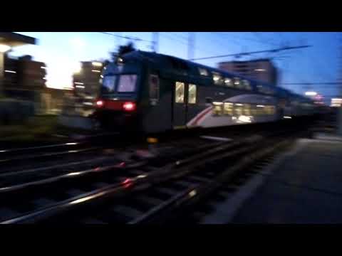 E464 242+4 MDVC+pilota 2 piani 26-39 915 Trenord - Milano Greco - 02/02/2023