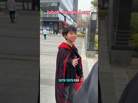 Rafi memakai jubah menghilang untuk menolong orang #shorts #videolucu #dubbing #videokocak