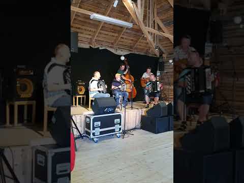 Karusbakken med venner spiller Bakvendte reprisvalsen. Loge A Ransäter 8. juli 2022