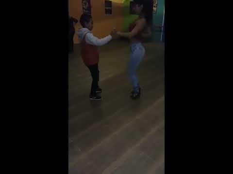 Nahir Romano y Gonzalo Duré, niño, bailando bachata